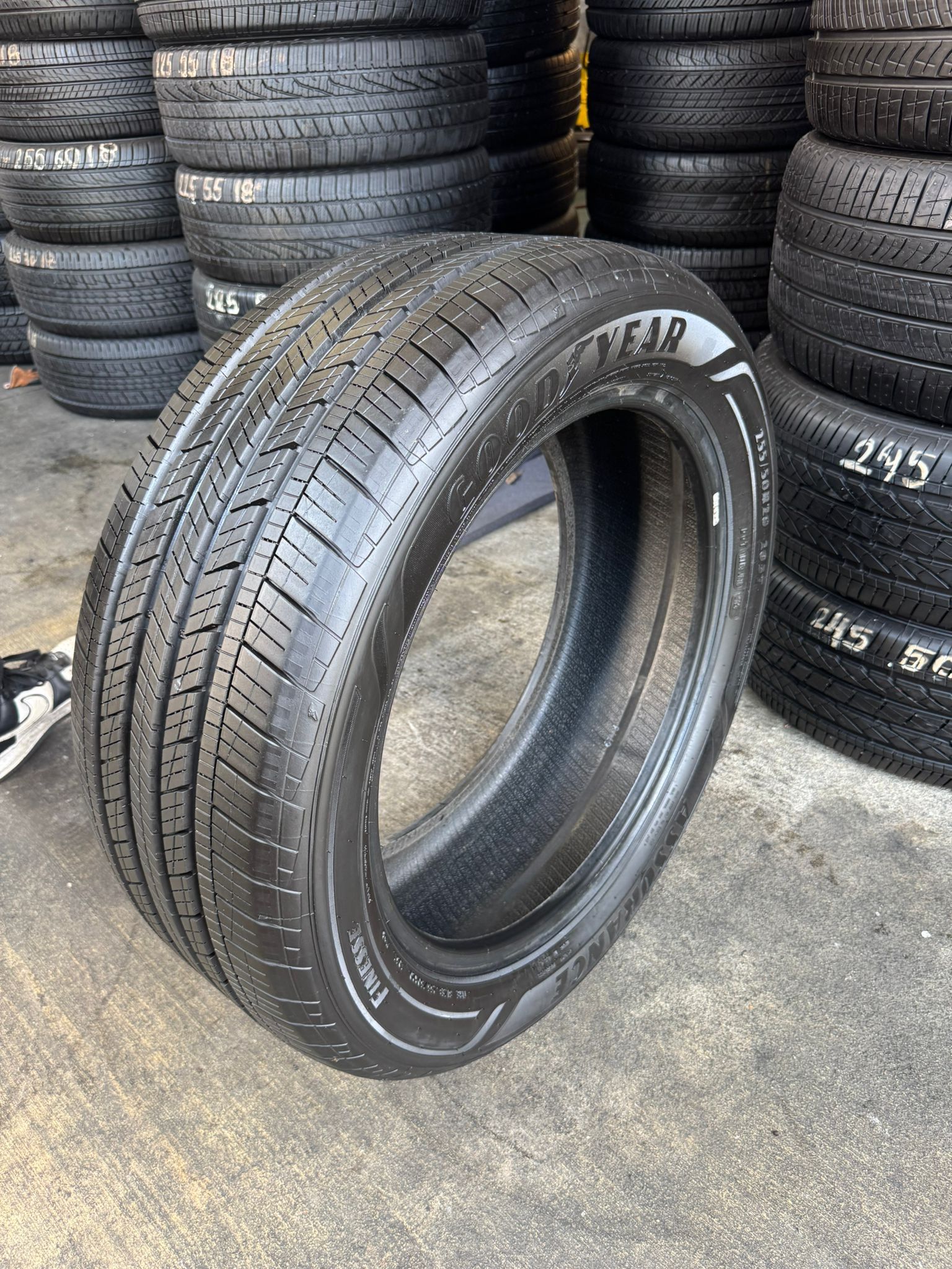 255/50/20 GOOD YEAR ONE TIRE