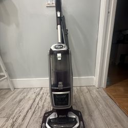 Shark Upright Vacuum (NV650/NV750 Series) – Excellent Condition + Extra