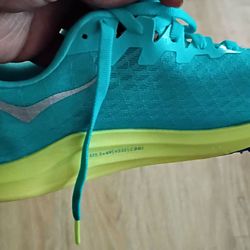 Tennis shoes