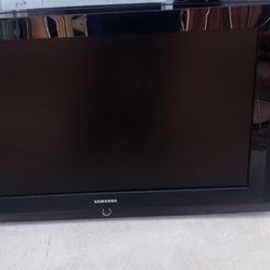 Samsung TV With remote and wall mount