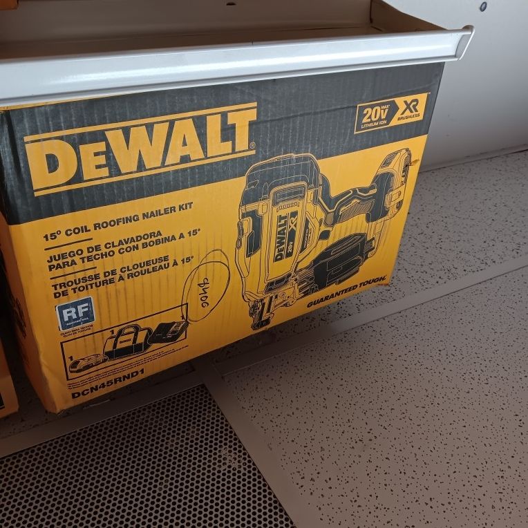Dewalt New Kit 15 Coil Roofing Nailer XR BRUSHLESS, Battery And Charger 