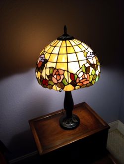 BEAUTIFUL VINTAGE TIFFANY STYLE STAINED GLASS LAMP