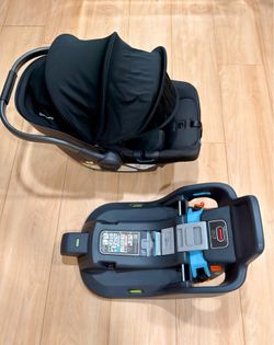 Uppa baby aria v2 car seat + base