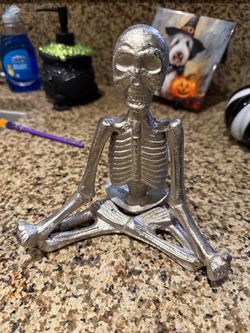 Halloween Yoga Skeleton