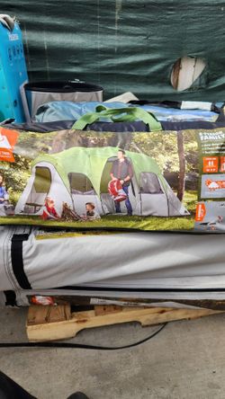 Ozark Trail 8-person family camping tent featuring a 16' x 8' footprint and a 78" center height.(se hable español)