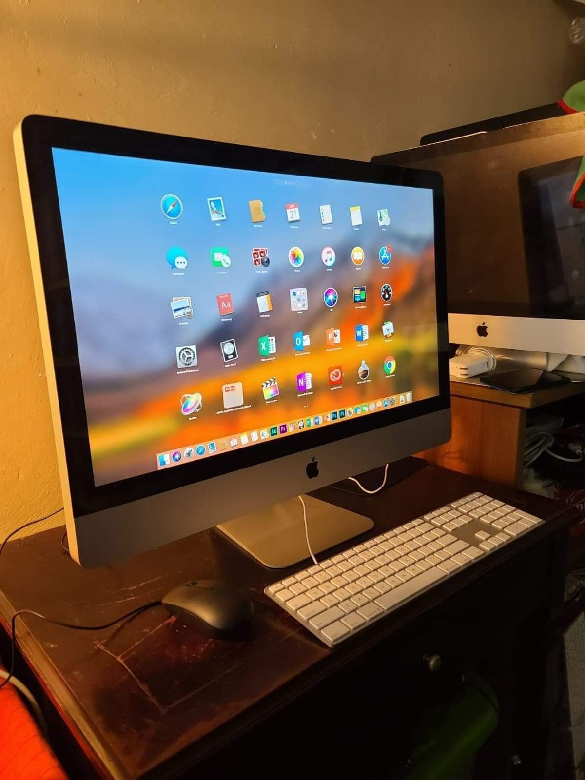 Excellent 21.5 inch Apple Imac Desktop computer with Intel Core i5 Proccesor with programs