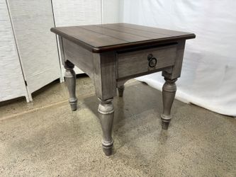FLEXSTEEL Plymouth Farmhouse Style Distressed Graywash End Table