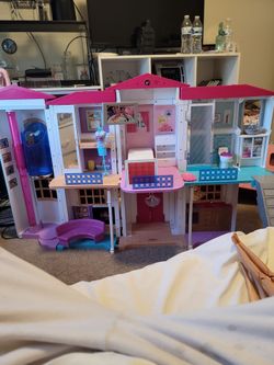 Rare!!Electric. Barbie dream house with Eight barbies. And one Ken