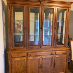 Broyhill Dining Room Table And Hutch 