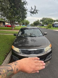 2009 Kia optima ...needs resurfaced heads. . needs TLC. Car still starts . No oil in water or no water in oil..