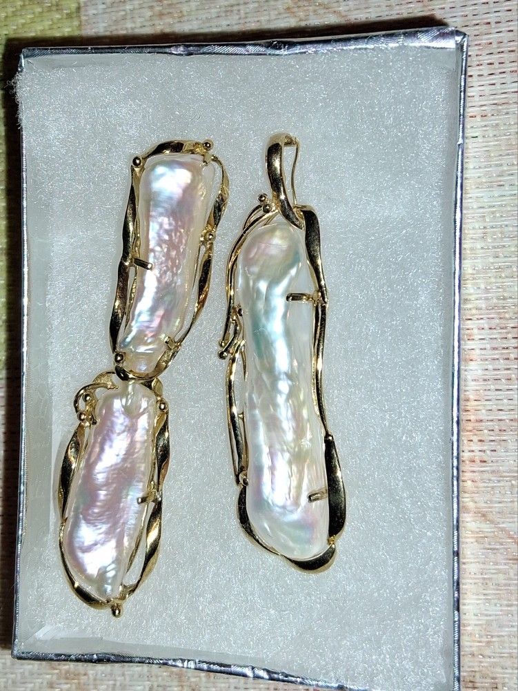 Hawaiian Yellow Gold and Pearl Pendant And Earrings 