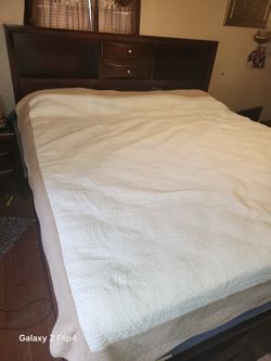 Recámara completa tamaño king de madera pura (incluye colchón)