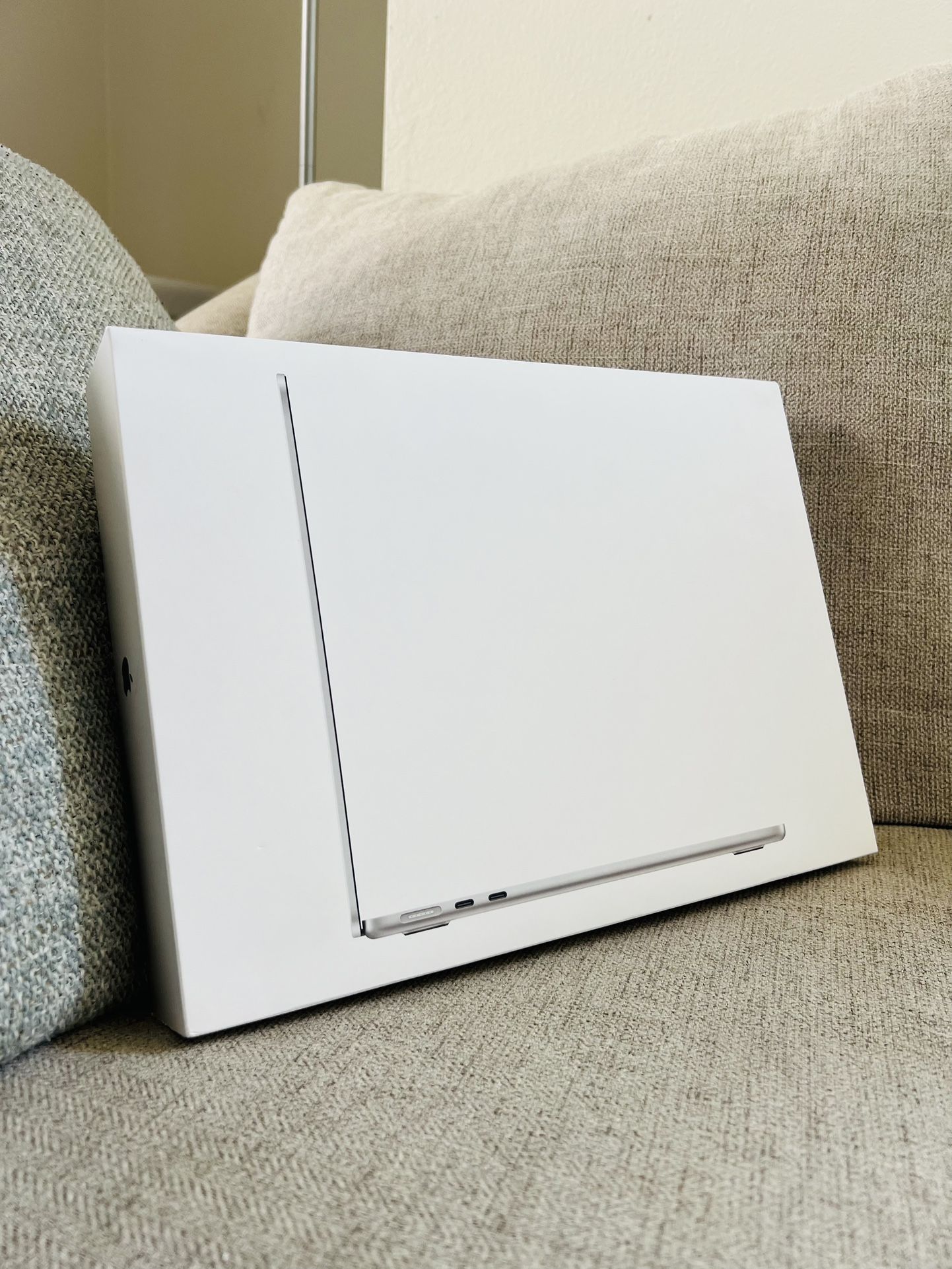 MacBook Air 13-inch Laptop Apple M4 chip Built for Apple Intelligence 16GB Memory 256GB SSD 