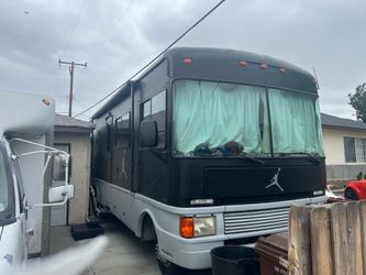 1998 bounder 60,000 miles good shape runs great remodeled inside