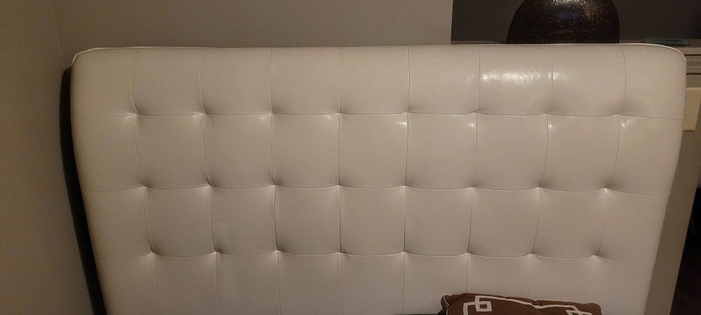 Tufted White Leather Queen Size Bed 