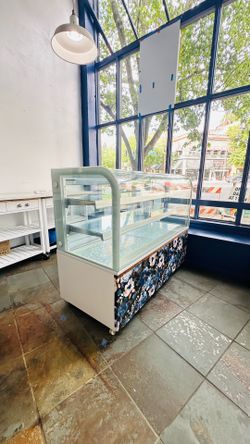 Refrigerated Bakery Display Case Avantco BC-60-HC 60" Curved Glass White