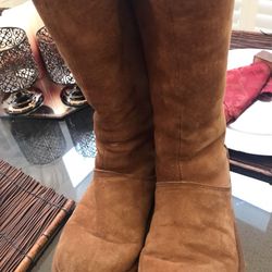 UGGS women size 6 Boots chestnut. Zipper on back