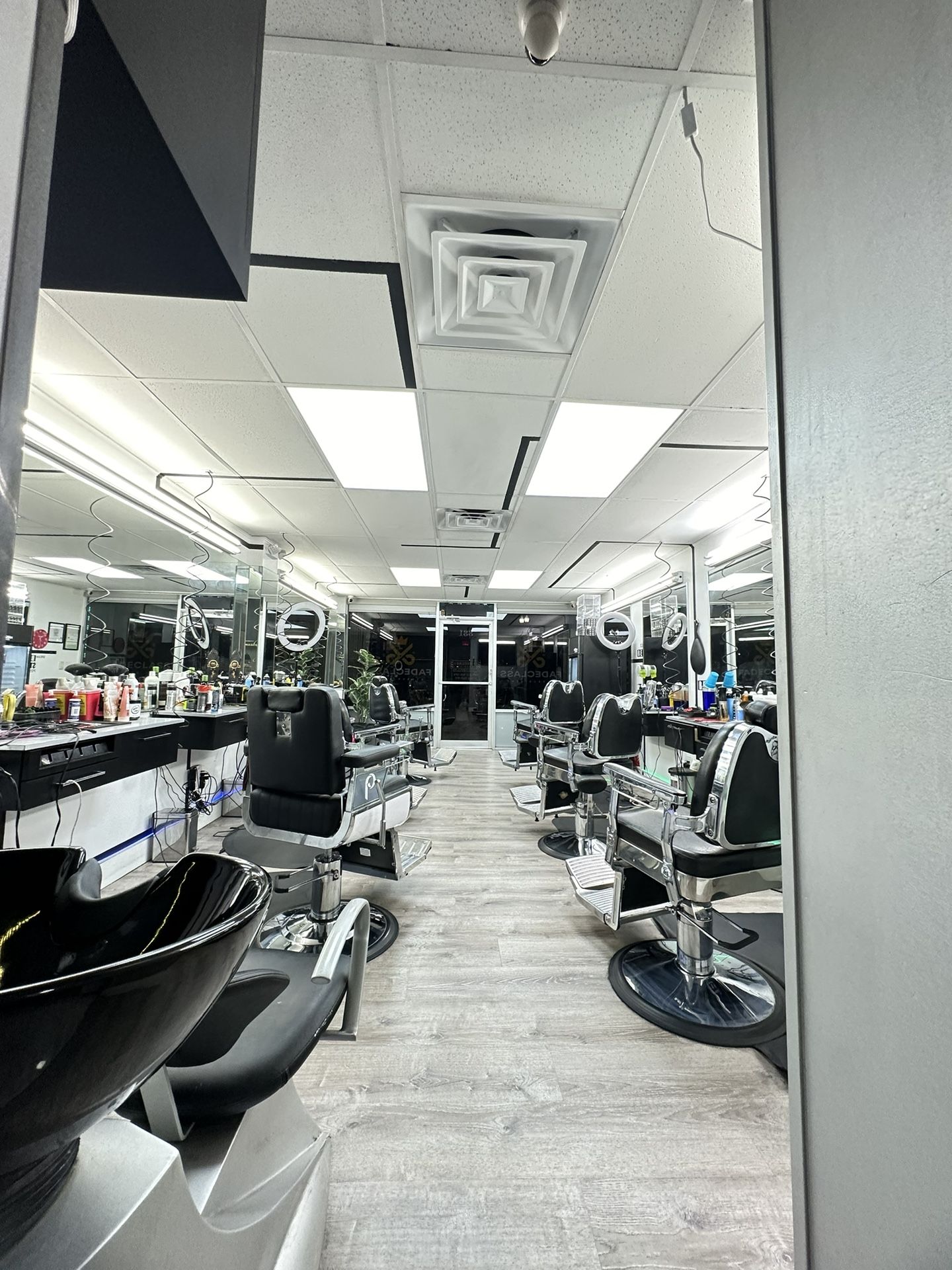 🎩 ¡Oportunidad única en Hialeah! 🎩 Barbershop For Sale ‼️‼️