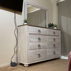 *Willowton Dresser And 1 Matching Nightstand*