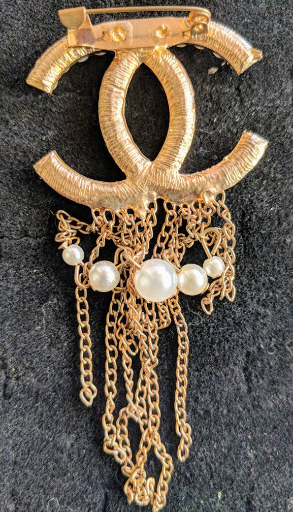 CHANEL Pearls CC Chains Pin Brooch NEW! for Sale in Scottsdale