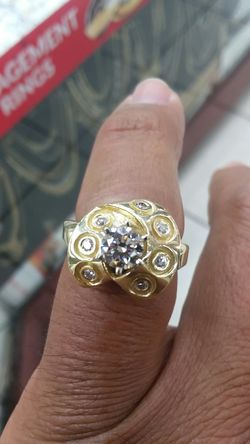 14k Gold Ring 8.2 grams. 75 ct diamonds center diamond .50 ct Diamond