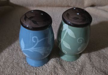 PFALTZGRAFF PATIO GARDEN PATTERN SALT AND PEPPER SHAKERS NEVER USED!