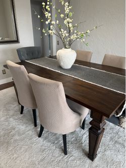 Modern Expandable Table and Chairs Seats 8 (6 chairs included)