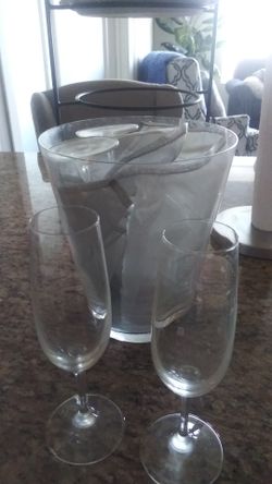 Nice glass ice bucket w/4 glasses