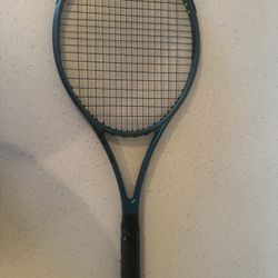 Wilson Blade 104 V9   4 3/8 Grip 