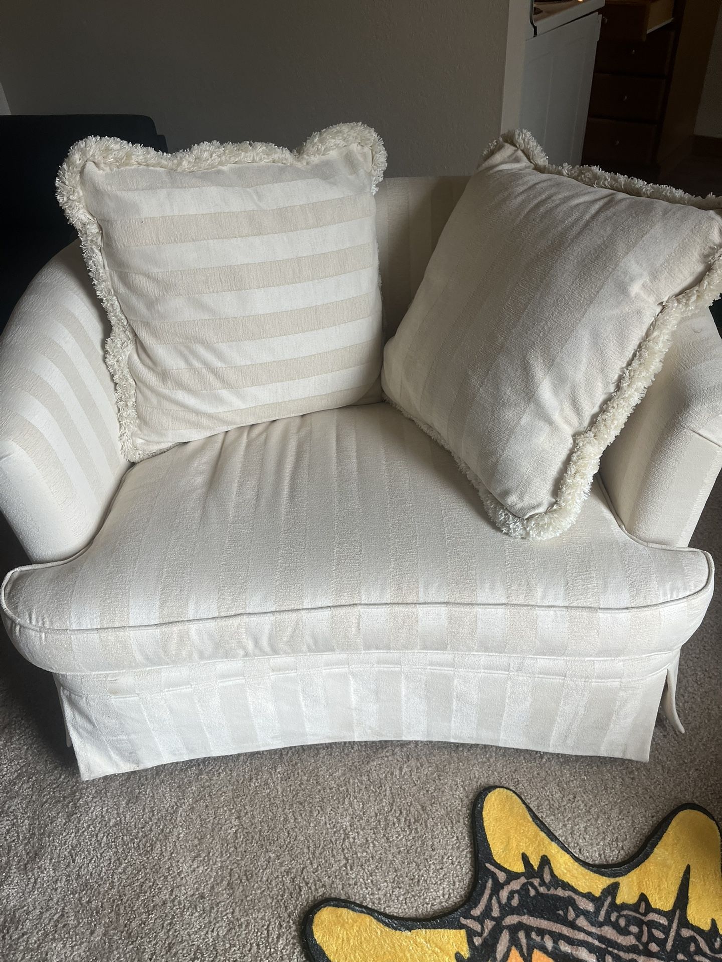Luxurious Oversized Accent Chair with Plush Pillows – Like New! (Act Fast!)