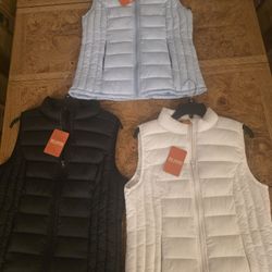 Ladies Real Ledgends Outdoor Vest  NWT  Size M NON SMOKING PET FREE HOME
