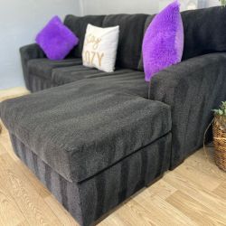 🛋️💥 Broyhill Sectional 💥 Free Delivery And Financing Available!