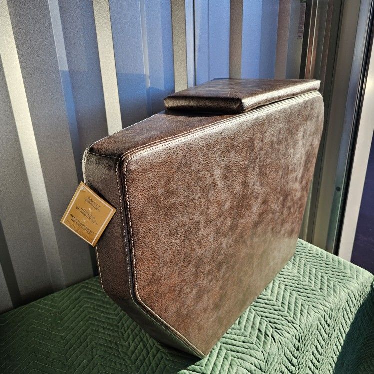 Chair/Sofa Wedge By Southern Motion With Deep Storage Tray. New In Box!