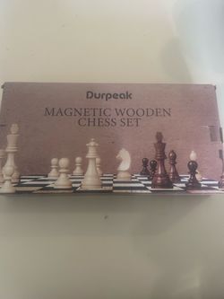 Magnetic wooden chess set