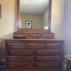 Solid Moebel of Indiana Amish Cherry Bedroom Set