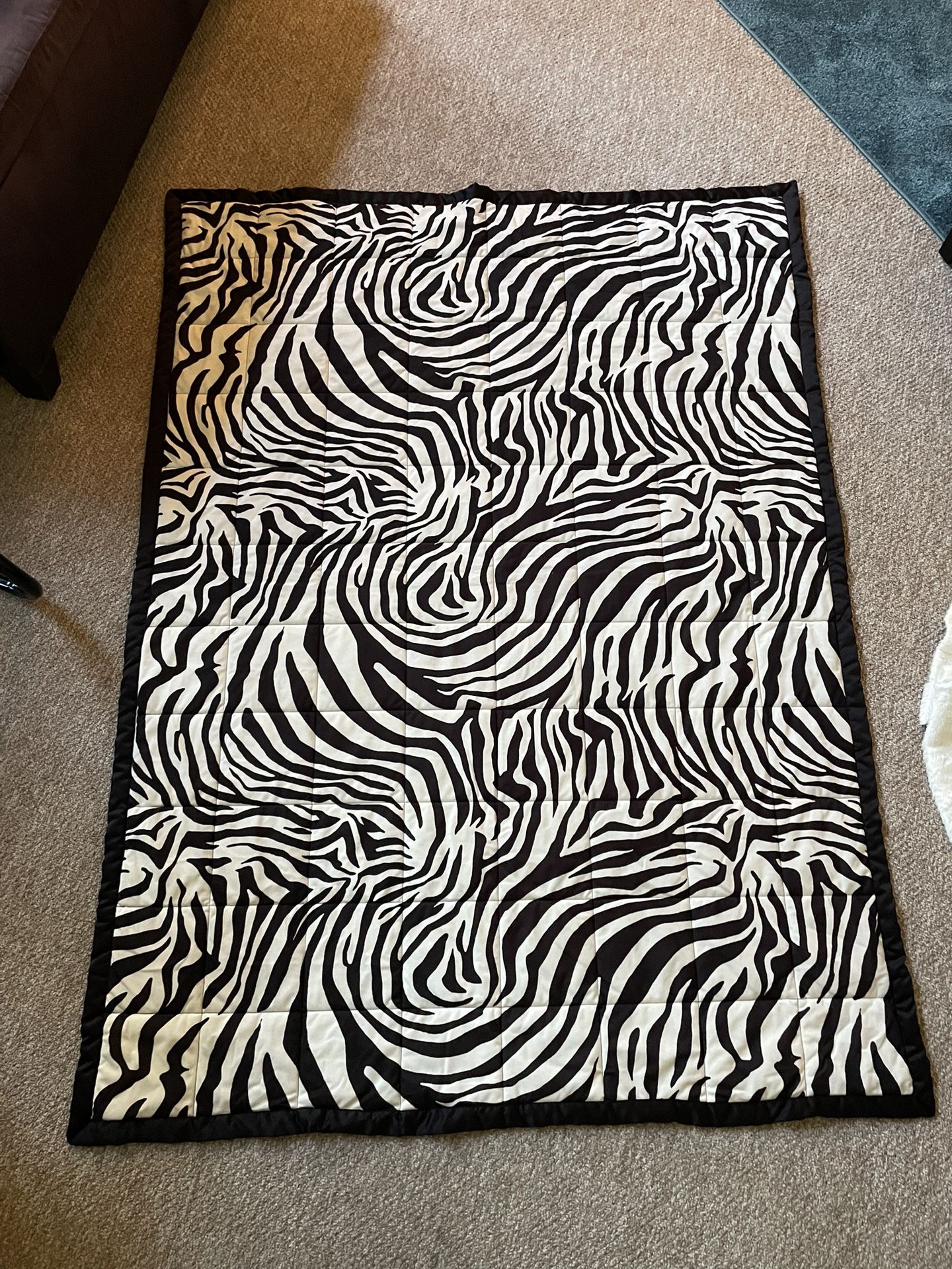 4’x6’ Never Used Zebra Print Throw. 