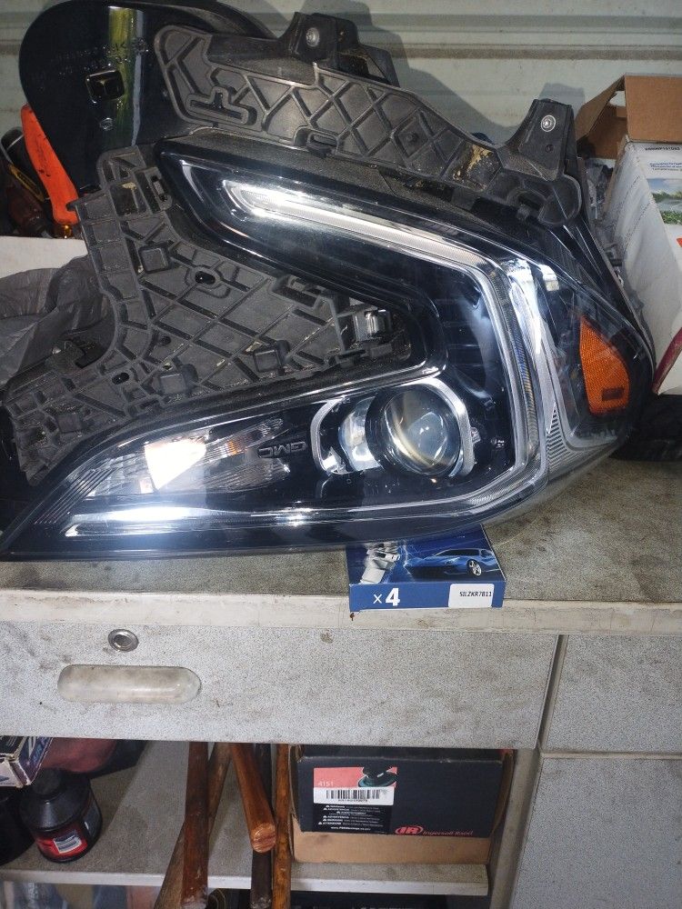 2020 GMC Terrain Passenger Side HID Headlight $350