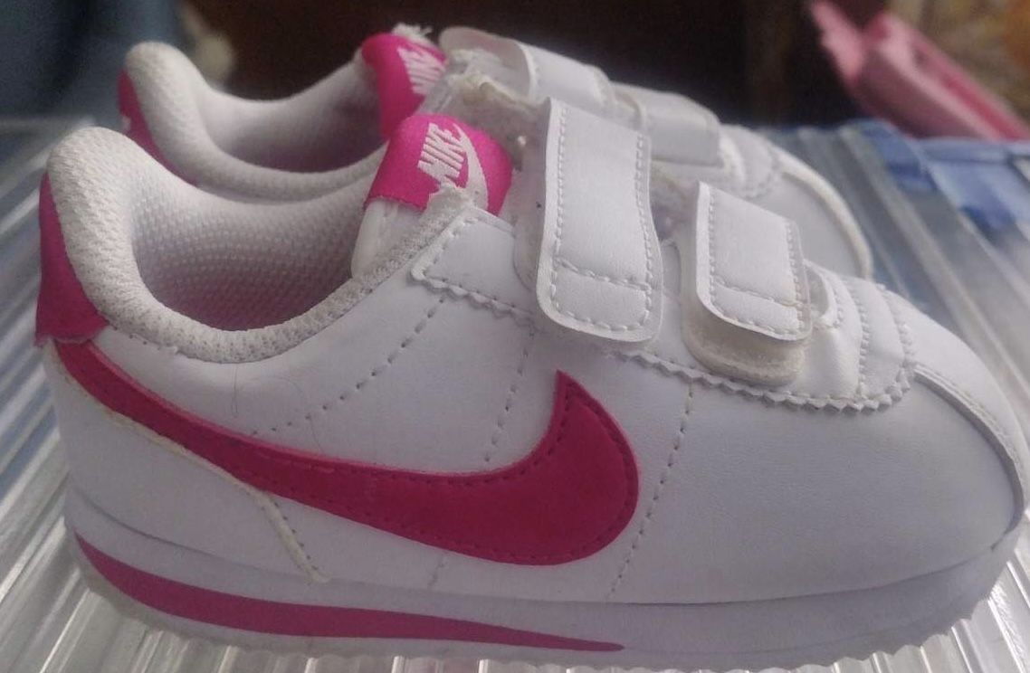 Toddler Girls Nike Shoes-size 6