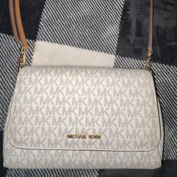 Micheal Kors Jet Set Md Conv Pouchette Vanilla 