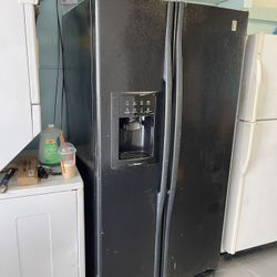 Ge Refrigerator Works Good 
