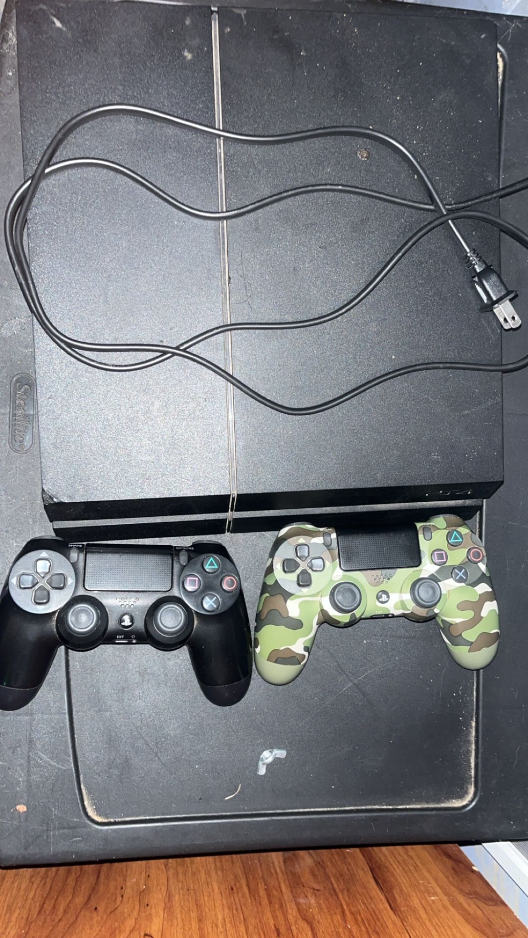500GB PS4 Comes With Two Controllers