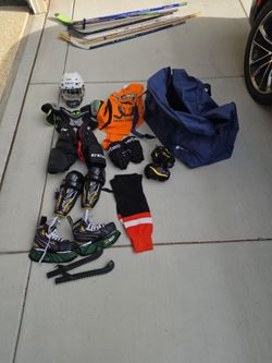 Hockey pad set includes size 5 skates