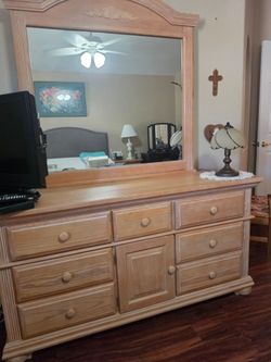 Wood Dresser with Mirror. Light wood. Perfect for painting. Excellent Condition