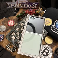 Samsung GALAXY Z Flip 5 256GB Unlocked