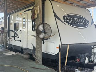 2015 prowler 29 foot bunkhouse by Heartland everything included pots and pans plates and cups. All you gotta do is hook up the truck.