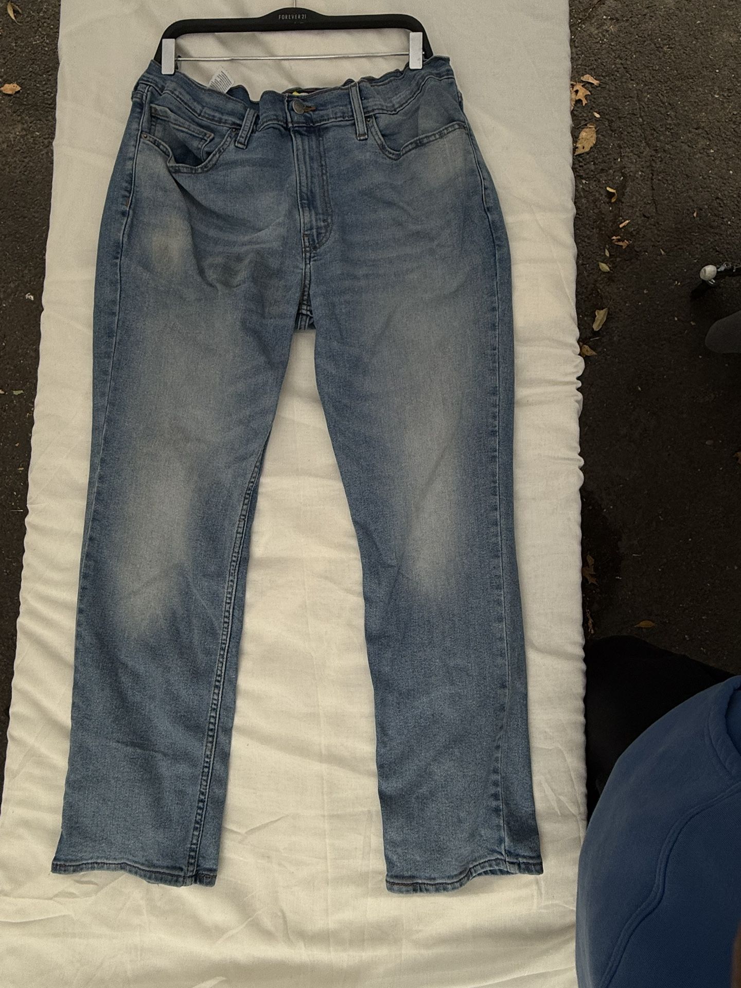 Men’s Levi’s jeans (medium)