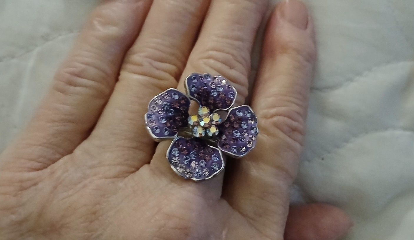 Beautiful Purple Flower Ring. Size 8.