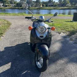2007 Yamaha Vino 49cc 4 Stroke Scooter - Clean Title