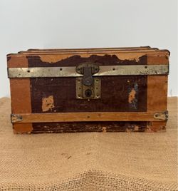 Antique Child's | Salesman Sample | Doll Steamer Trunk V| intage Doll Size Trunk Box