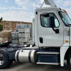 Frieghtliner Cascadia  Semi Truck 